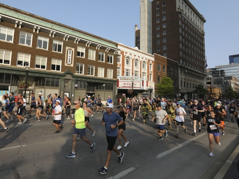 race running through downtown Lexington in the summer 